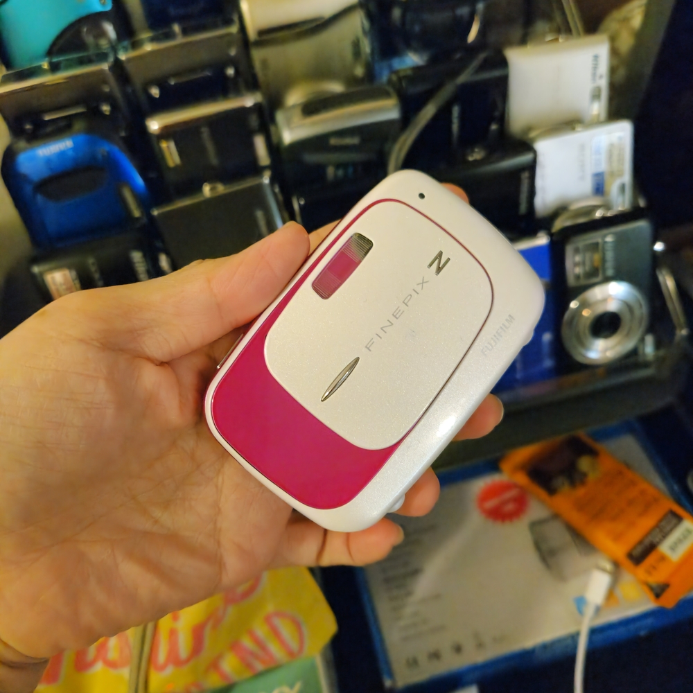 Fujifilm FinePix Z Pink and White Camera